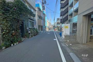 敷地北側の前面道路（西側から）