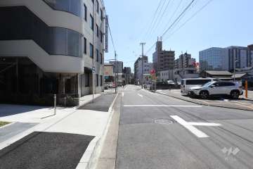 敷地西側の前面道路（北側から）