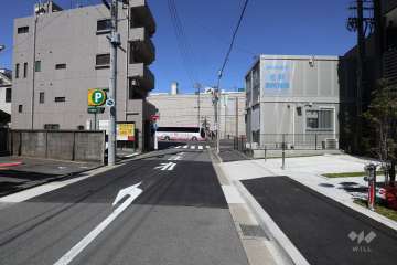 敷地西側の前面道路（南側から）