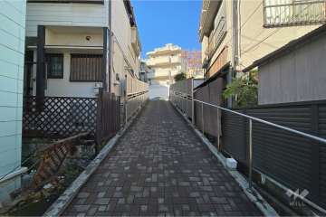 敷地西側の前面道路（東側から）
