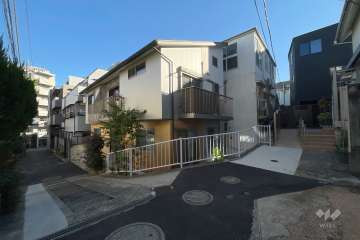 敷地北側の前面道路（南側から）