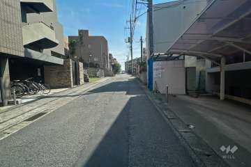 敷地東側の前面道路（北側から）