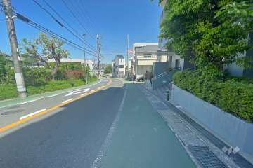 敷地西側の前面道路（南側から）