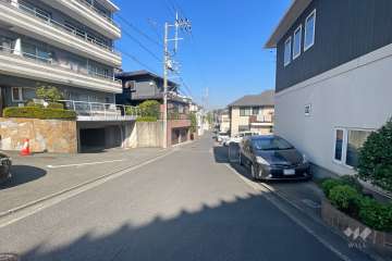 敷地南東側の前面道路（南西側から）