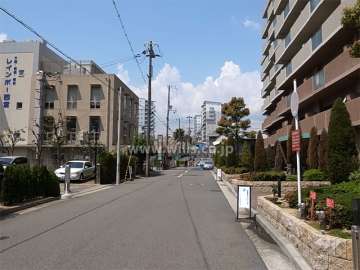 敷地南側の前面道路。周辺はマンションが多く立ち並ぶ住宅地です。