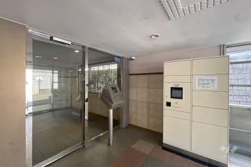 エントランスはオートロック付きです。