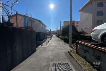 敷地西側の前面道路（北側から）