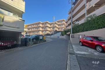 敷地北西側の前面道路（南西側から）