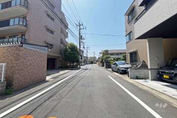 敷地の北側の前面道路（東側から）