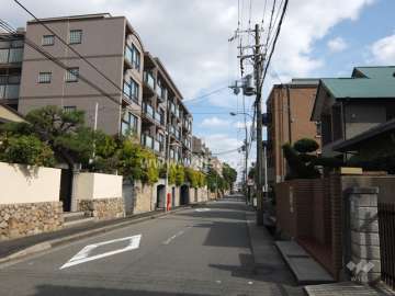 敷地南側の前面道路