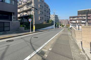 敷地東側の前面道路