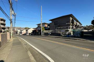 敷地南側の前面道路（西側から）