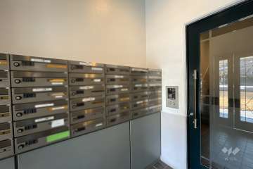 エントランスはオートロック付きです。