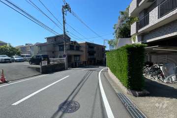 敷地東側の前面道路（北側から）