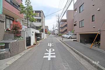 敷地北東側の前面道路