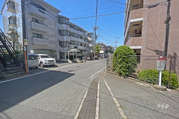 敷地南側の前面道路（東側から）