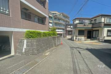 敷地東側の前面道路（南側から）