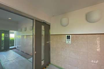 エントランスはオートロック付きです。