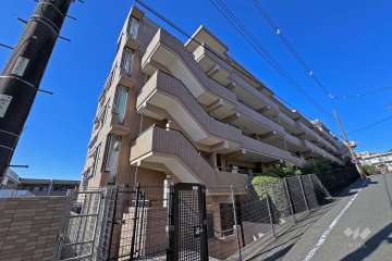 コスモ宮前平ヒルズの外観（西側から）