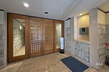 エントランスはオートロック付です。