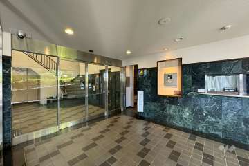 エントランスはオートロック付きです。