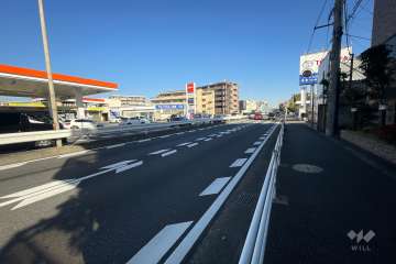 敷地の南側前面道路（東側から）