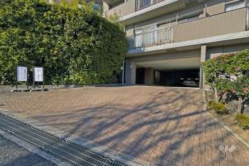 敷地内駐車場（屋内平面式）の出入り口