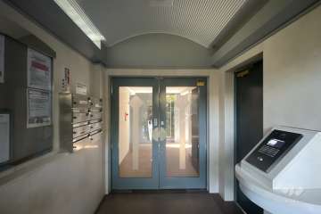 エントランスはオートロック付きです。