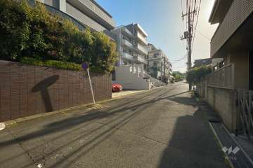 敷地北側の前面道路（東側から）