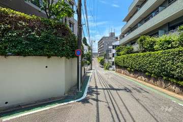 敷地北東側の前面道路