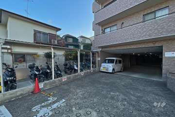 駐車場出入口・バイク置場