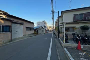 敷地北側の前面道路（西側から）