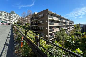 コスモ宮前平ガーデンフォルムの外観（西側から）