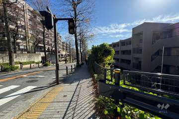 敷地北東側の前面道路