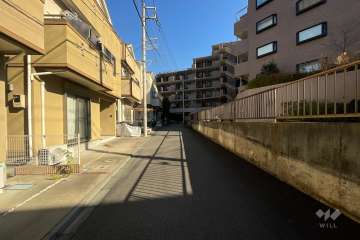 敷地の西側前面道路（南側から）