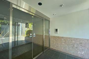 エントランスはオートロック付きです。