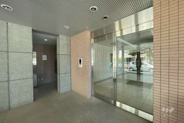 エントランスはオートロック付きです。