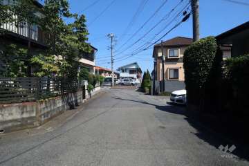 敷地北側の前面道路(南側から)