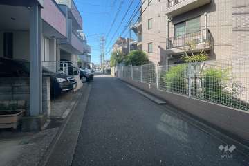 敷地西側の前面道路