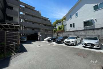 敷地内駐車場（屋外平面式）と駐輪場