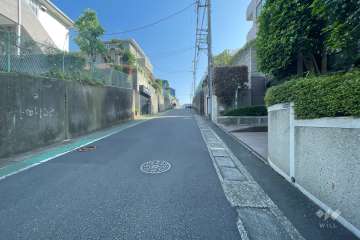 敷地東側の前面道路（北側から）