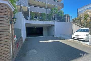 敷地内駐車場（屋外機械式）と屋内駐車場の出入り口