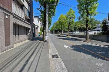 敷地東側の前面道路（南側から）のすぐ先には『有馬つつじ公園』があります。