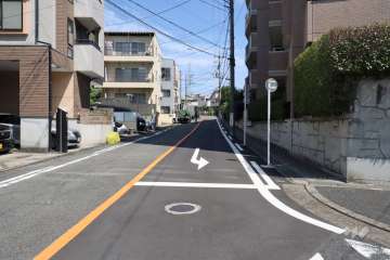 敷地南西側の前面道路(南東側から)
