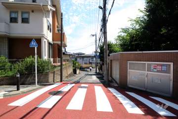 敷地北西側の前面道路(南西側から)