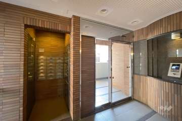 エントランスはオートロック付きです。　