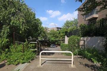 敷地北西側の前面通路