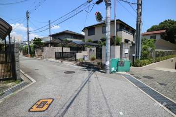 敷地北西側の前面道路（南西側から）