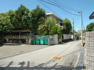 周辺は一戸建てが中心に建ち並ぶ閑静な住宅地。敷地の東側には西宮高校があります。