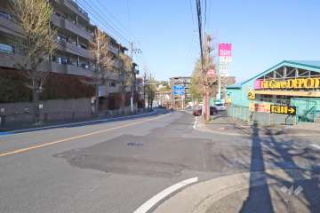 敷地南東側の前面道路（南西側から）